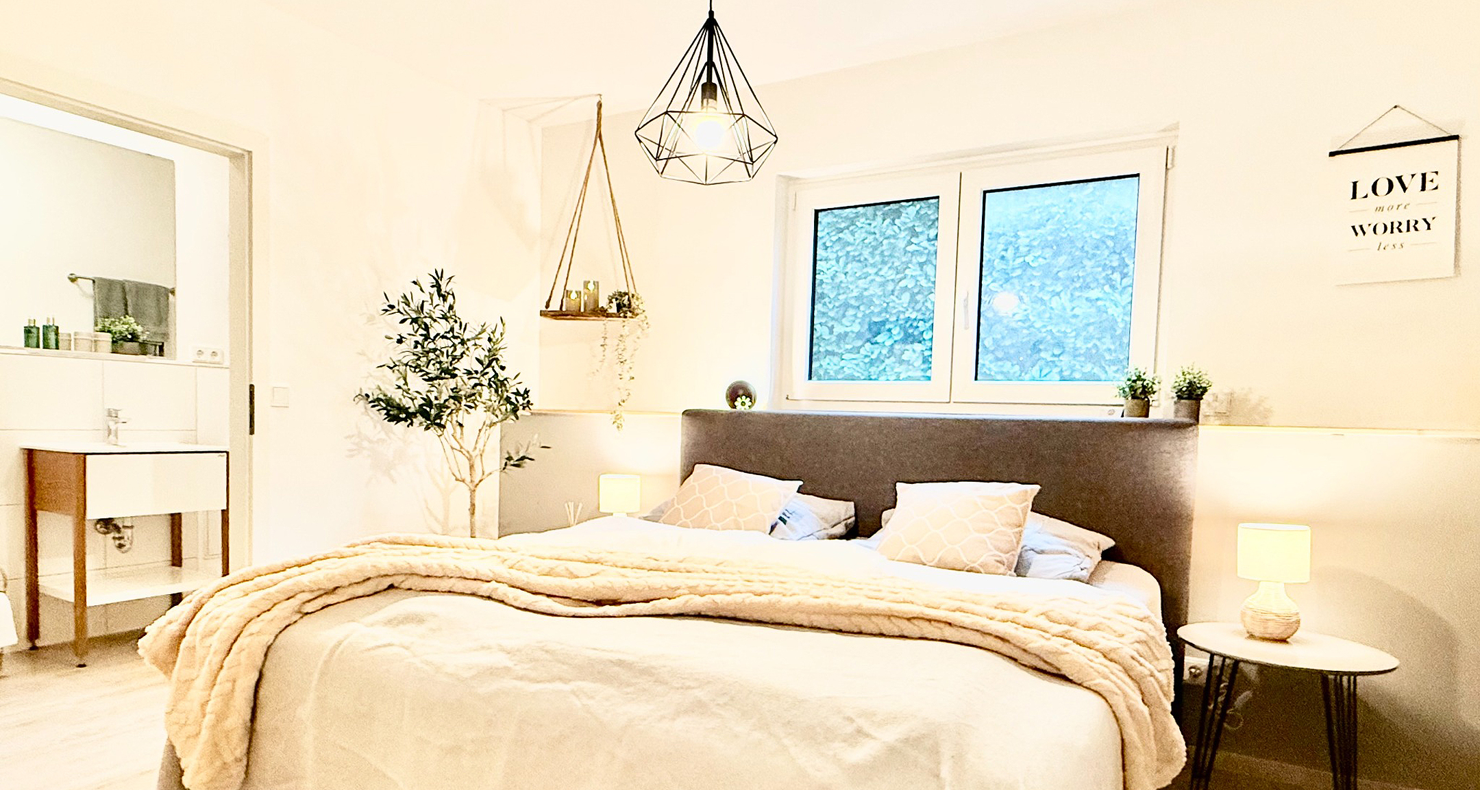 ferienwohnung-oberwinter-deluxe-apartment-3schlafzimmer-bett-geschmackvolle-einrichtung-warm-hero Ferienwohnung Oberwinter Deluxe Apartment Schlafzimmer und Boxspringbett. Geschmackvolle und warme Einrichtung.