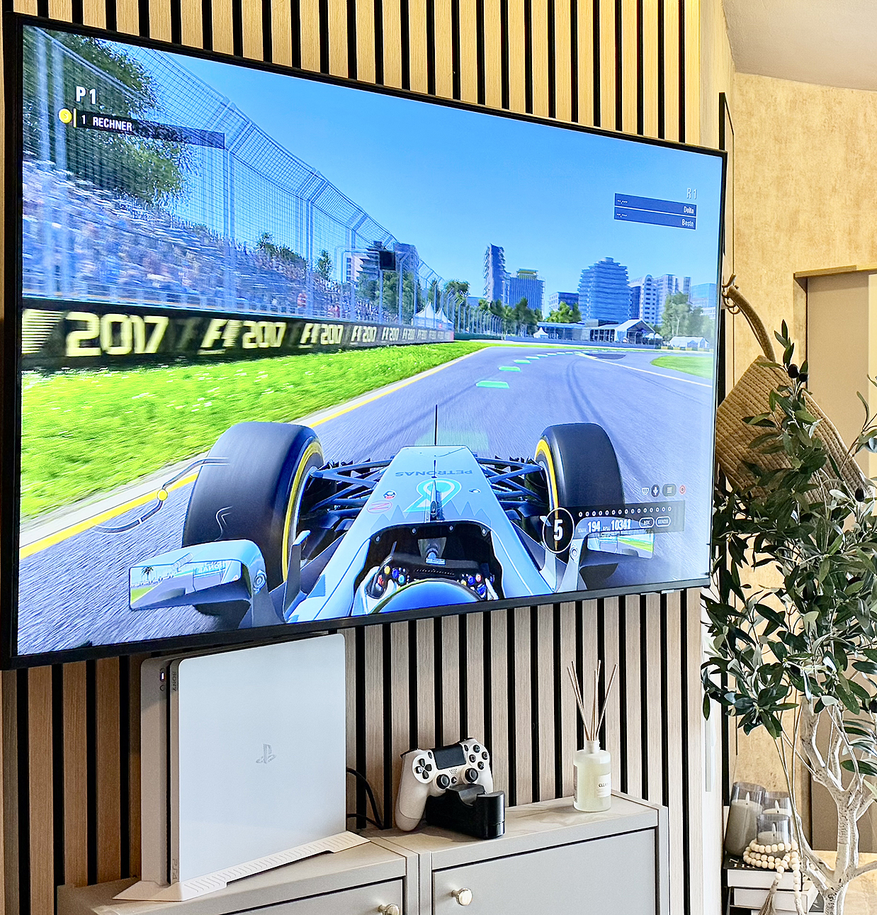 komfort-studio-oberwinter-deluxe-apartment-eingangsbereich-playstastion4-blick-auf-schrank_info