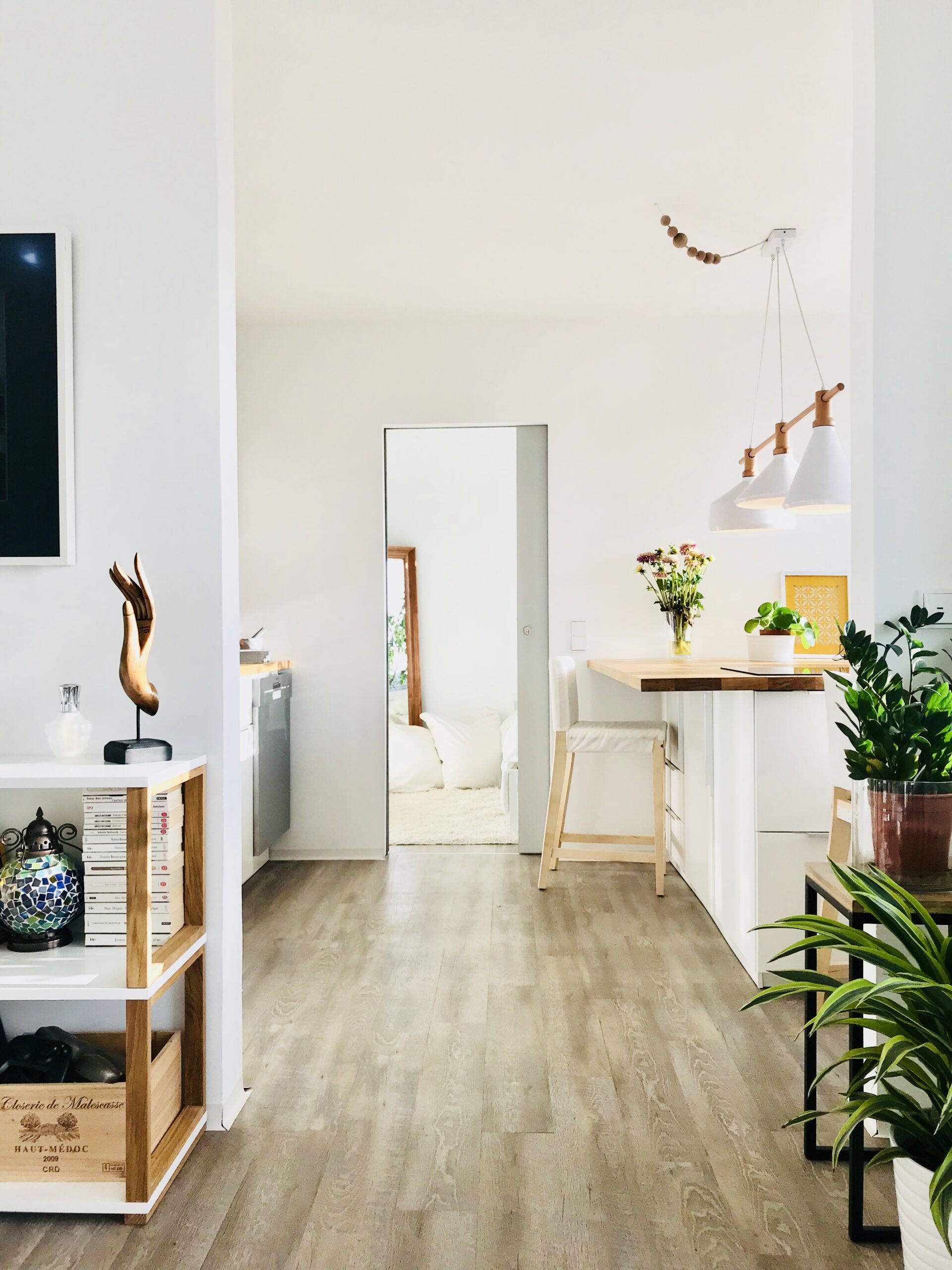 15 Lichtdurchfluteter Durchblick von Küche zum Schlafzimmer in der Ferienwohnung Bad Godesberg