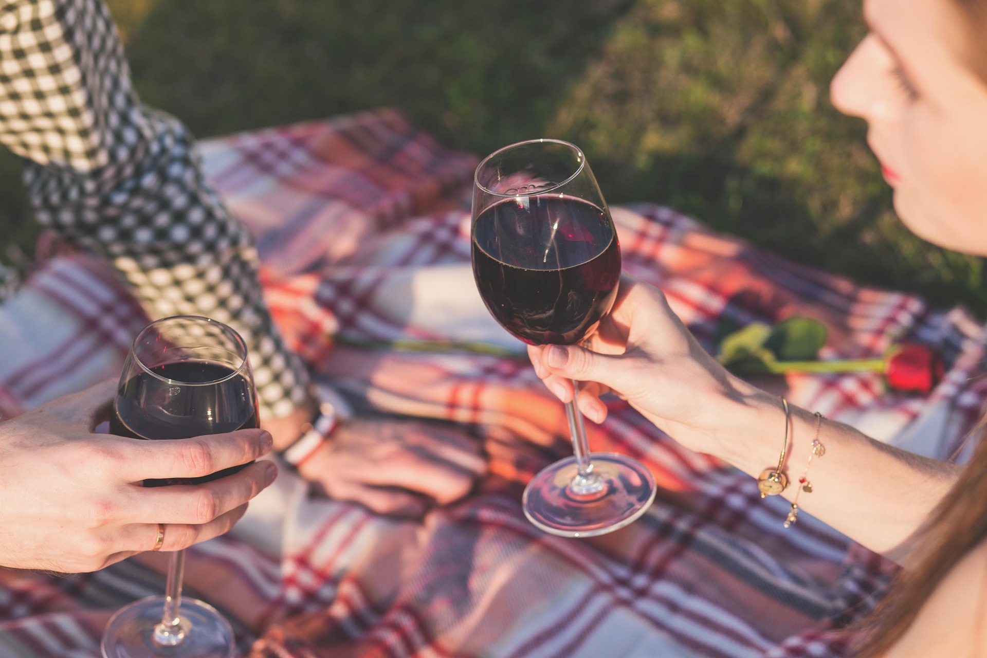 Buntes Treiben beim Weinfest Remagen: Der Marktplatz erstrahlt in festlichem Glanz, umrahmt von Ständen, die regionale Weine und köstliche Spezialitäten anbieten. - Weinfest Remagen - Ferienwohnung Oberwinter